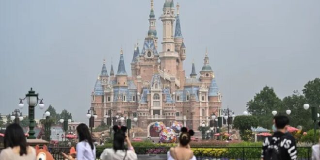 Disneyland Di Shanghai Sedang Ramai Pengunjung Mendadak Di Lockdown