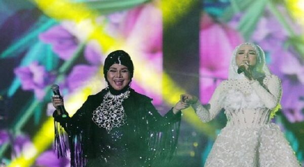 Warganet Komentari Pakaian Mulan Jameela Saat Duet Bareng Elvy Sukaesih Di Konser Dewa 19